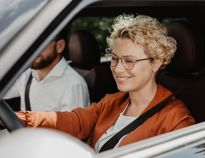 Femme qui conduit avec des lunettes