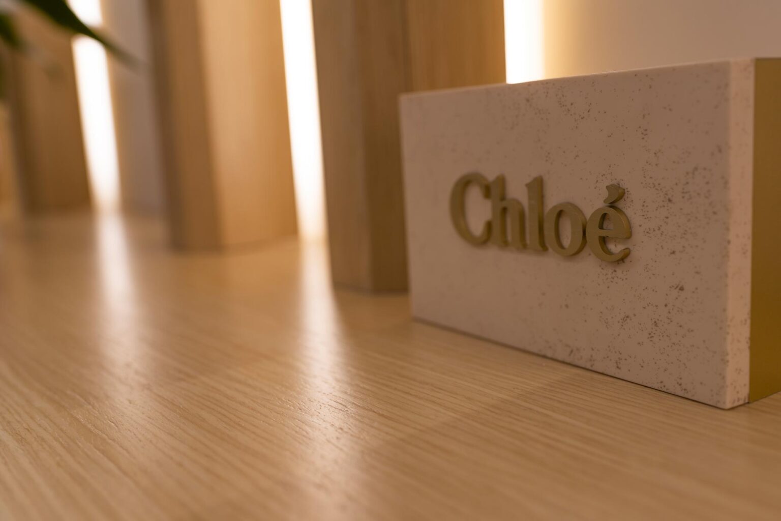 Logo Chloé sur présentoir