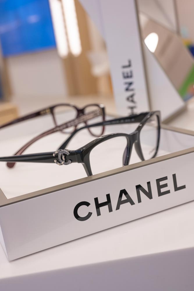 Paires de lunettes Chanel sur présentoir